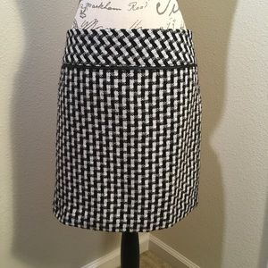 3/$20 Ann Taylor LOFT Black and White Print Skirt